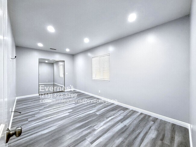 Building Photo - Introducing a modern 2-bedroom, 2-bathroom...
