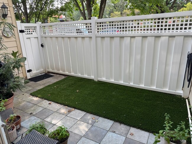 Building Photo - 102 Oak Knoll Terrace