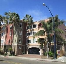 Building Photo - Spacious Studio in Desirable Pacific Beach...