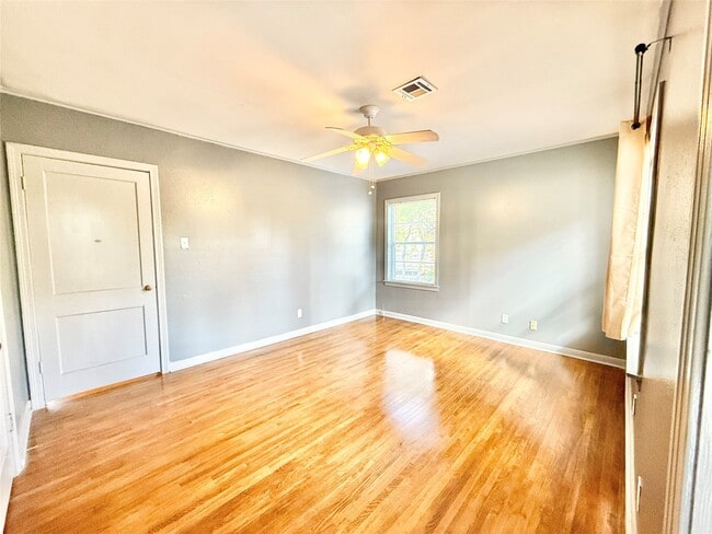 Building Photo - 2027 Sheridan St