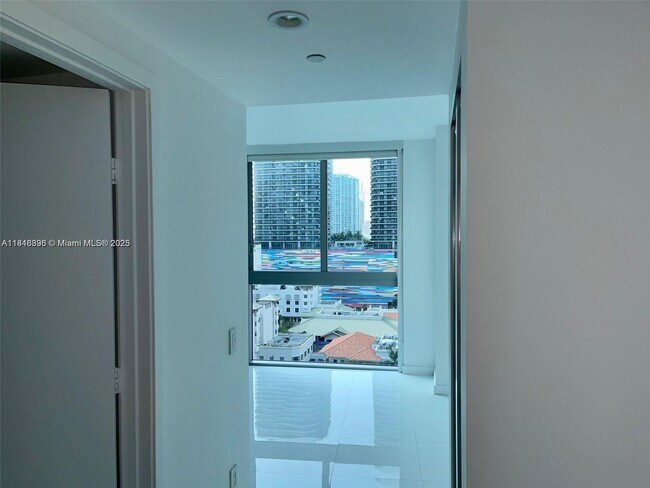 Building Photo - 1100S S Miami Ave