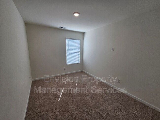 Building Photo - 611 Dairy Dr