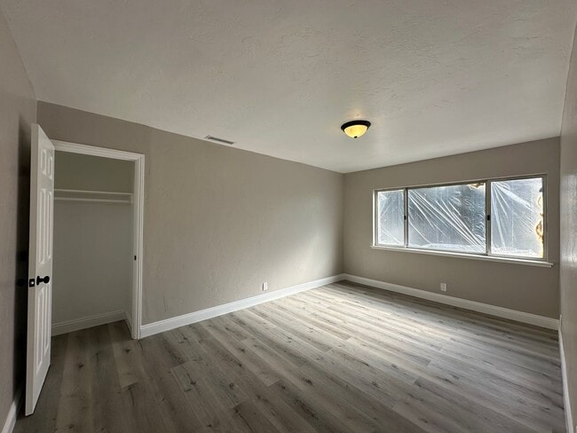 Building Photo - Remodeled Gem in Desirable Neighborhood