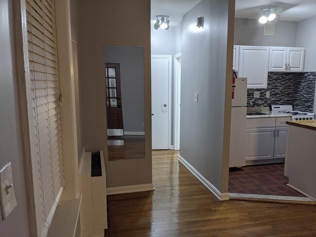 Building Photo - 115 E St SE