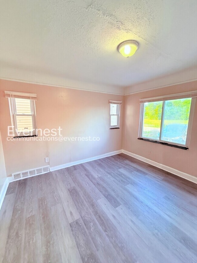 Building Photo - 3 Bed/1 Bath Home with Off-Street Parking / Pet-Friendly / Vouchers Accepted / Available Now!