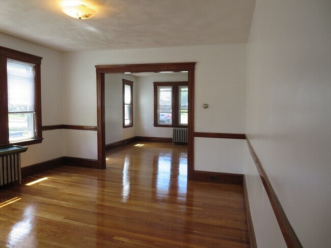 Building Photo - 24 Colonial Ave