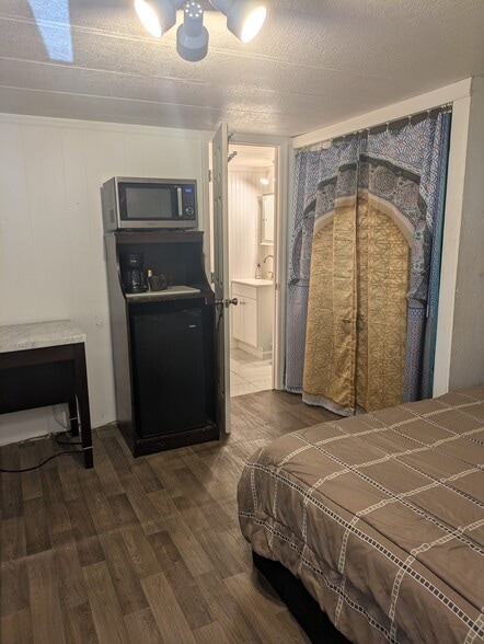 Building Photo - 9838 Lake Dr