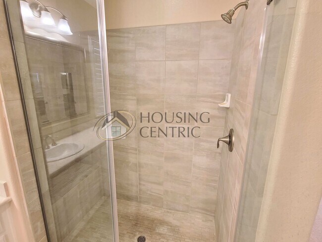 Building Photo - Stunning Single Story Rental in Guard Gate...