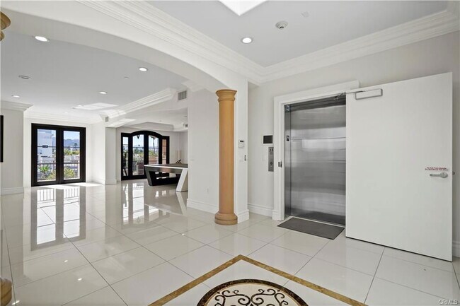 Building Photo - 462 S Maple Dr