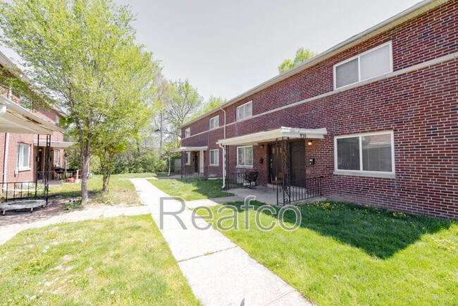 Building Photo - 830 S Harris Ave