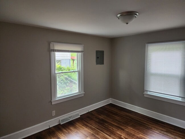 Building Photo - Updated 2 Bed, 1 Bath Home Near Downtown Mount Airy
