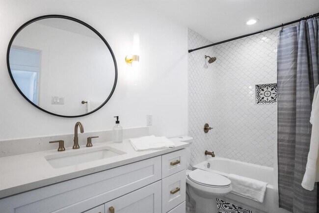 Building Photo - 2001 Wychwood Dr