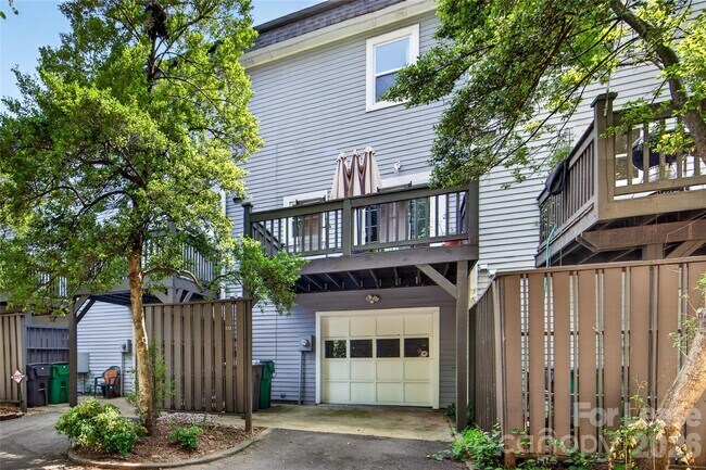 Building Photo - 312 W 10th St