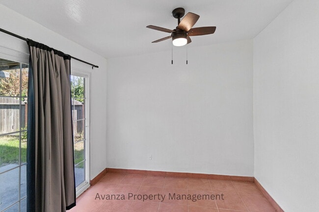 Building Photo - Fresno Mayfair District - 3 Bedroom Home  1 Year Lease