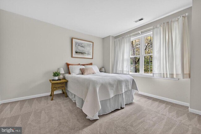 Building Photo - 928 Waterview Dr