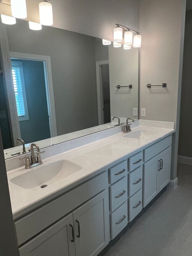 Building Photo - 3 Bedroom Townhouse in Washington Square!