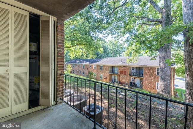 Building Photo - 2417 Barracks Pl