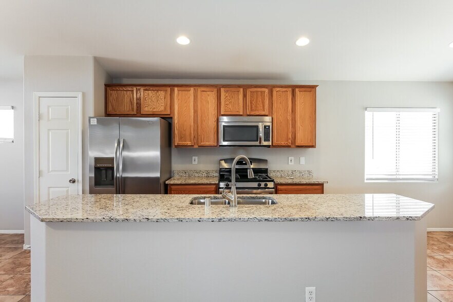 Building Photo - 5936 Crestmont Dr