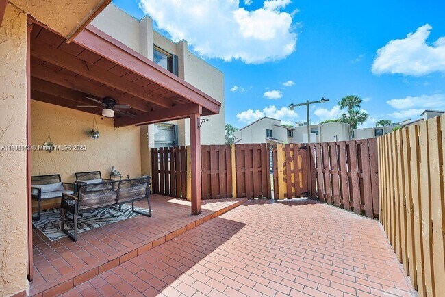 Building Photo - 241 W Park Dr