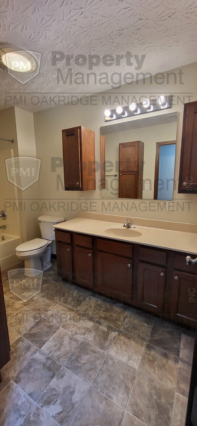 Building Photo - Single Level 2 Bed Half-Duplex with Attached Garage