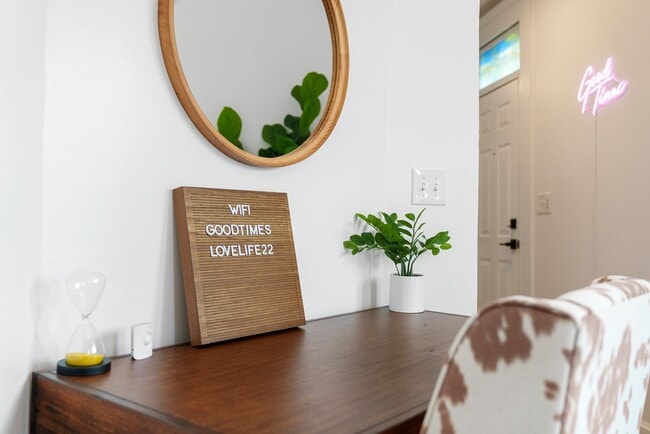 Building Photo - Updated Bungalow, Steps from Short North and OSU