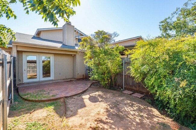 Building Photo - Fully Remodeled Townhome with Loft and Prime Location!