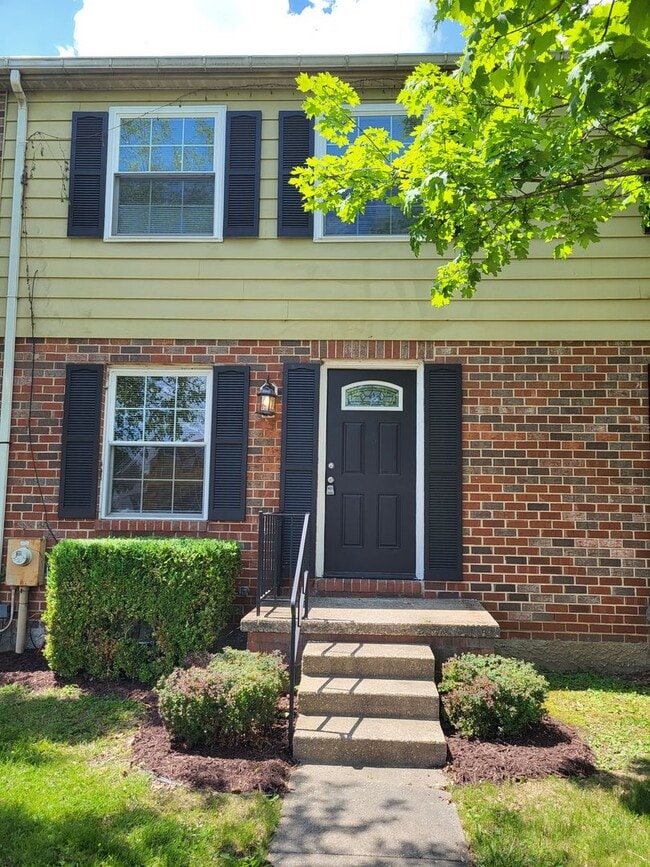 Building Photo - RARE 3-Bed Townhome in Fox Ridge Manor!