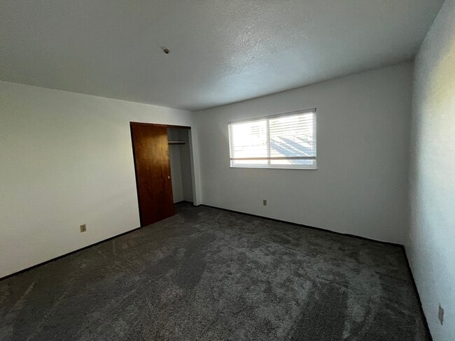 Building Photo - 618 Center St