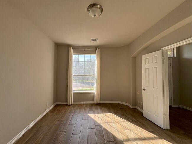 Building Photo - 1112 Vanderbilt Cir