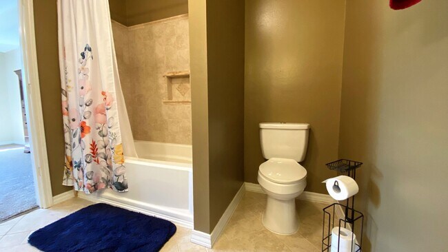 Building Photo - Gorgeous 3 Bedroom, 2 Bathroom Split Level...