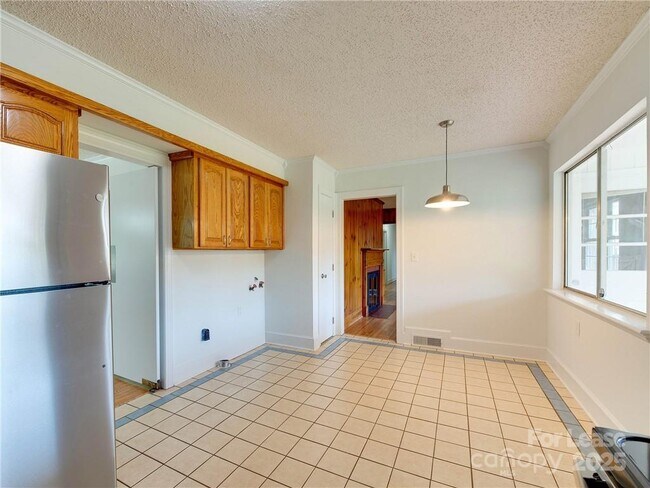 Building Photo - 1422 Holmes Dr