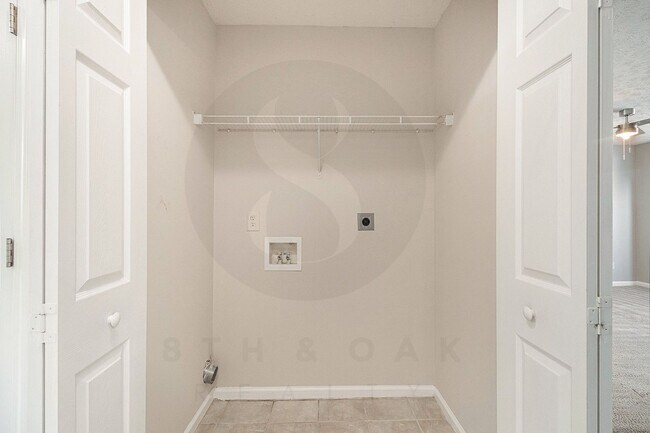 Building Photo - Spacious 3BR/2.5BA End-Unit Townhome!