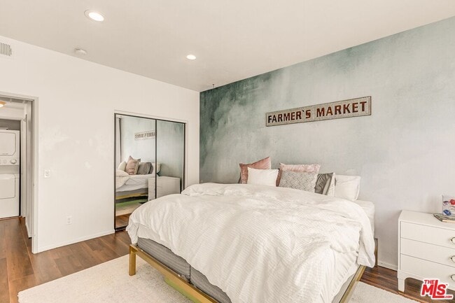 Building Photo - 14050 Magnolia Blvd