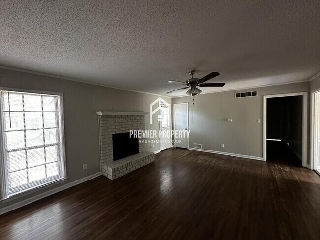 Building Photo - 3044 S Mendenhall Rd