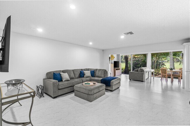 Building Photo - 27 Southport Ln