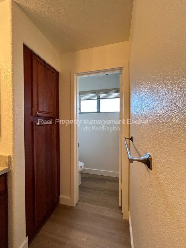 Building Photo - 920 E Devonshire Ave