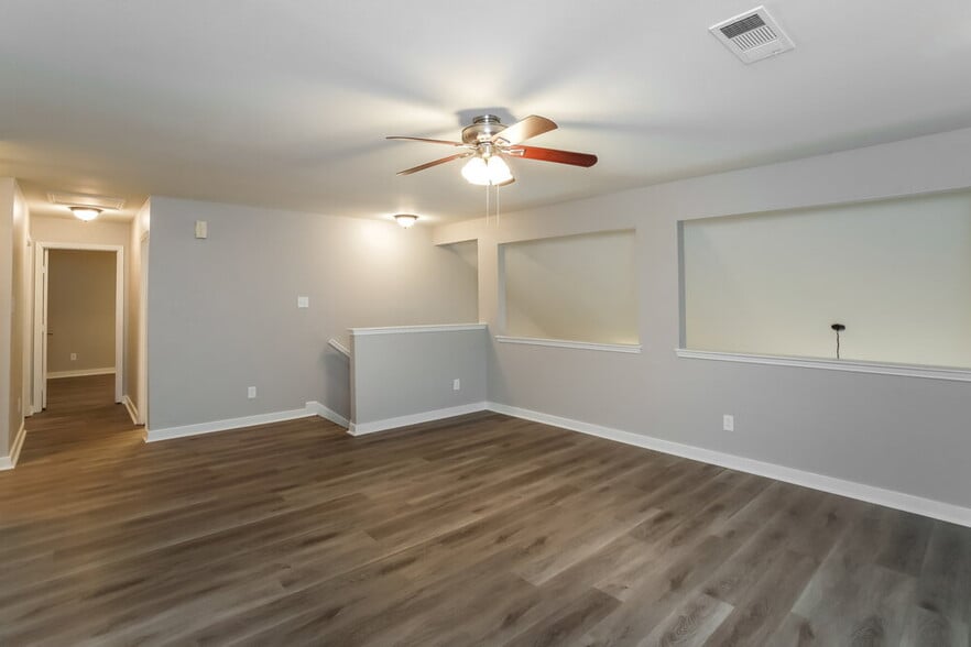 Building Photo - 2500 Briar Forest Dr