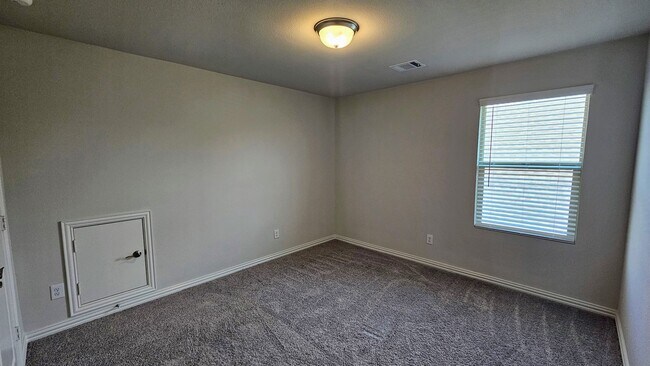 Building Photo - Spacious Ventana Home with all appliances!