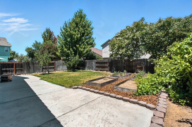 Building Photo - 9437 Red Spruce Way