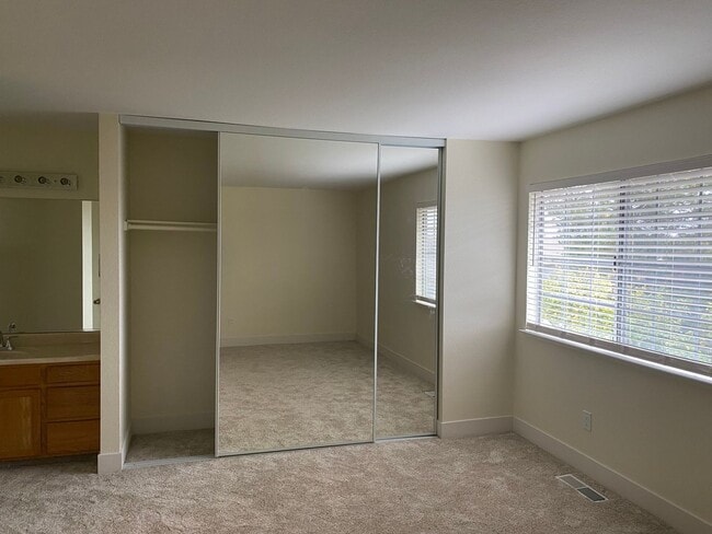 Building Photo - 1120 Devonshire Ct