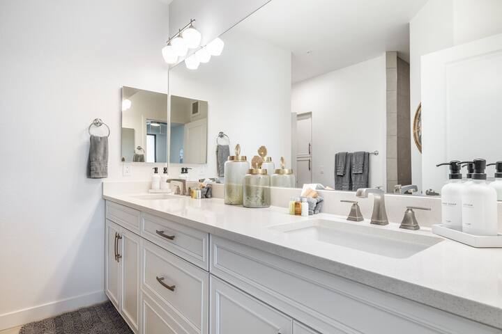 master bathroom - 2511 W Queen Creek Rd