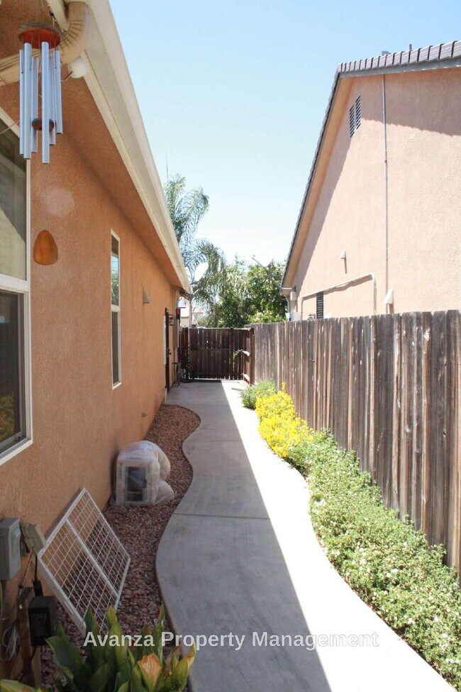 Building Photo - Home for Rent 4 Bed/2.5 Bath - 2,400 Sq Ft. Rent: $3,395/month Security Deposit: $3,495 Clovis Ea...