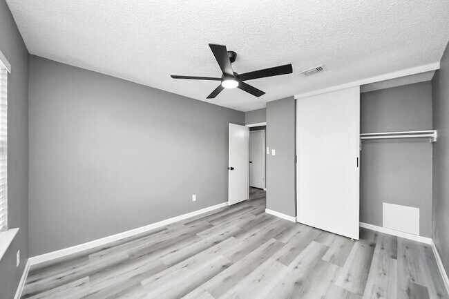 Building Photo - 6281 Ludington Dr