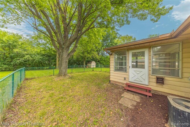 Building Photo - 6695 Lahser Rd