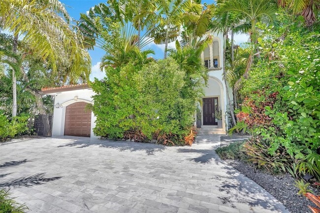 Building Photo - 2143 N Bay Rd