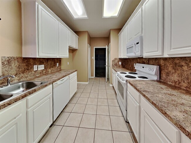 Building Photo - 6220 Stoney Creek Dr