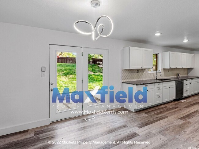 Building Photo - Sandy Rambler 4 BD 3.5 BA 2 GAR Home locat...