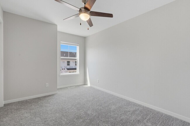Building Photo - 142 Russ Dr SW
