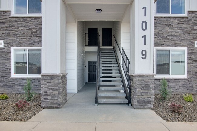 Building Photo - Fall in Love With This Cutie 2 Bedroom!