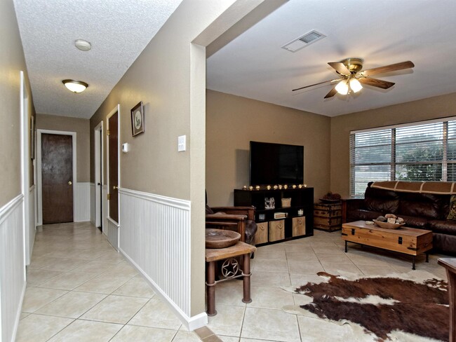 Building Photo - 1301 Post Oak Cir